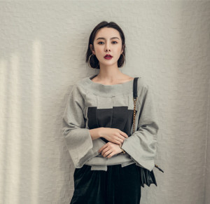 不对称两穿露肩一字领卫衣