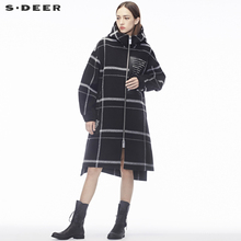 sdeer圣迪奥抢眼黑白格纹开衩下摆撞色英文高领连帽大衣S18481809图片