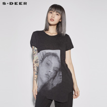sdeer 圣迪奥 女装时尚休闲人物印花不规则摆短袖T恤S18280166图片