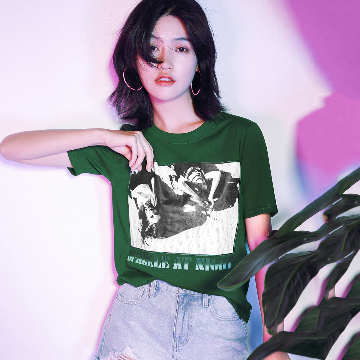 时尚人物字母印花七格格圆领直筒宽松短袖T恤