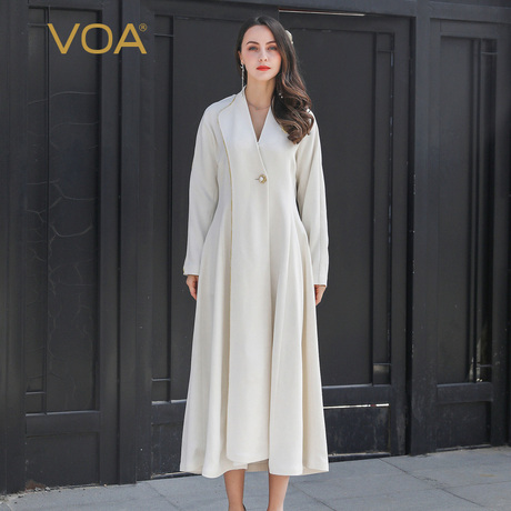VOA60姆米白色蝙蝠连袖一粒扣不对称拼接修身裙摆型真丝风衣F395商品大图