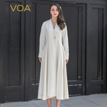 VOA60姆米白色蝙蝠连袖一粒扣不对称拼接修身裙摆型真丝风衣F395图片