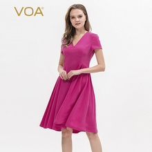 VOA玫红色重磅真丝深V领褶皱拼接束腰简约修身挺括大摆短袖连衣裙图片