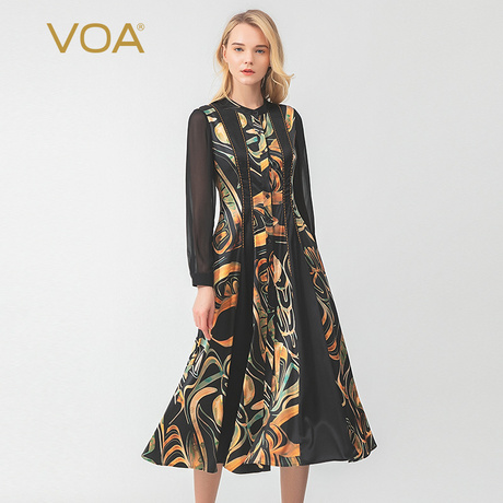 VOA28姆米缎面真丝创意印花拼接撞色拱针立领单排扣修身连衣裙商品大图