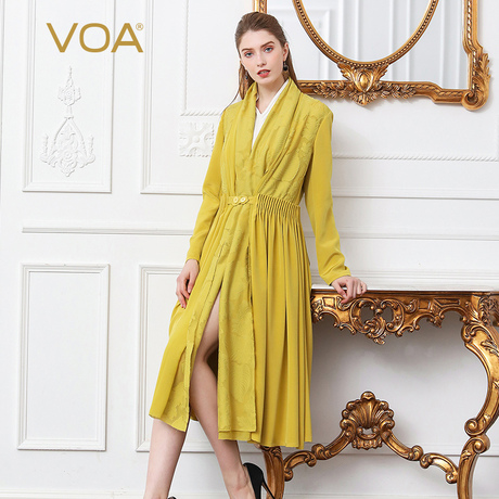 VOA2019新款36姆米重磅真丝嫩黄围巾领中腰褶皱绣花撞料拼接大衣商品大图