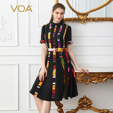 VOA蓝重磅真丝半高领镶边五分袖中腰印花竖条拼接及膝中款连衣裙图片