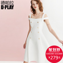 DPLAY2018春夏新品欧美白色双排金属扣一字领露肩吊带修身连衣裙