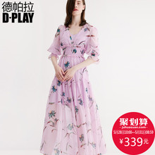 DPLAY2018夏新品欧美粉底印花V领灯笼袖高腰百褶沙滩裙中袖连衣裙