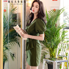 粉红大布娃娃夏装2018新款韩版时尚修身交叉V领中裙灯笼袖连衣裙图片