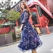 粉红大布娃娃印花连衣裙韩版新款女长款一字领印花浪漫连衣裙长裙图片