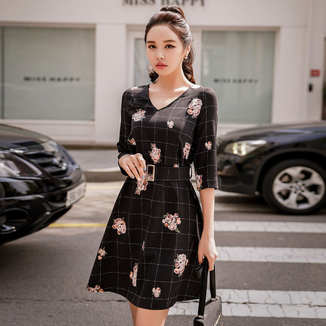 粉红大布娃娃秋装女2018新款显瘦收腰复古V领黑色印花格子连衣裙商品大图