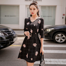 粉红大布娃娃秋装女2018新款显瘦收腰复古V领黑色印花格子连衣裙图片