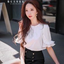 粉红大布娃娃夏季新款淑女泡泡袖纯色直筒圆领套头荷叶边短袖衬衫图片
