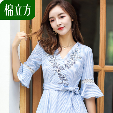 青白色纯棉收腰连衣裙女夏季2018新款棉立方小清新条纹绣花斜襟裙商品大图