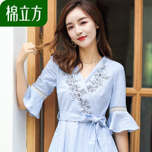 青白色纯棉收腰连衣裙女夏季2018新款棉立方小清新条纹绣花斜襟裙图片