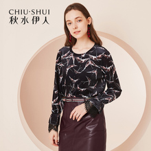 A秋水伊人2018秋新款女装蕾丝拼接长袖绒衫弹力卫衣圆领印花上衣图片