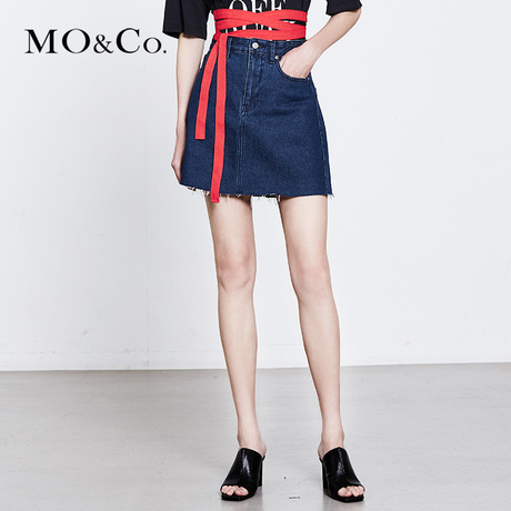 MOCO2018夏季新品简约洗水牛仔毛须边A字半身裙MT182SKT401摩安珂商品大图