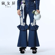 淑女屋2018年冬季新款蓝色修身白色绣花贴布牛仔喇叭长裤图片