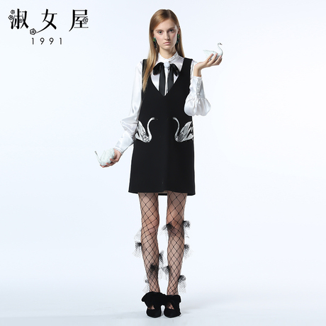 淑女屋2018年冬季新款天鹅亮片图案黑色印花无袖黑色毛呢连衣裙商品大图