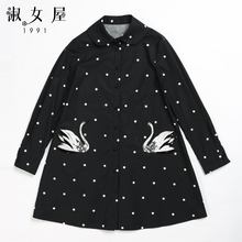 淑女屋2018年冬季新款黑底白点天鹅图案柔软修身连衣裙图片