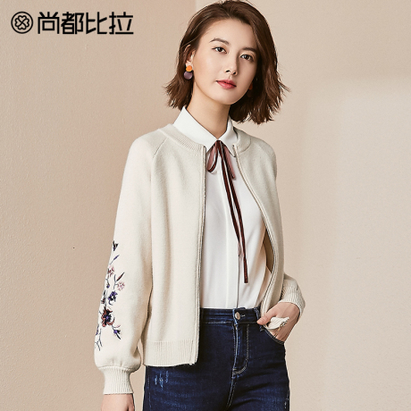 尚都比拉2018秋季新款花卉刺绣灯笼袖金属拉链简约纯色毛针织开衫商品大图