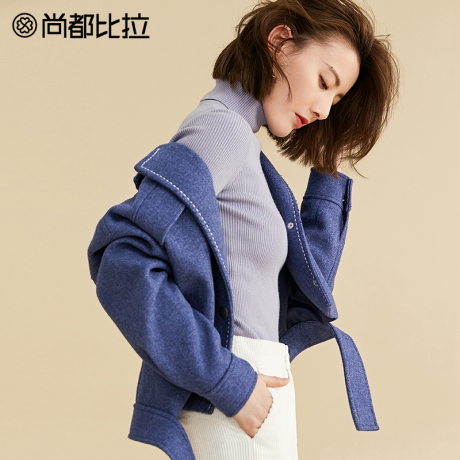 【8折价318元】尚都比拉简约纯色明线装饰不规则下摆短款毛呢外套商品大图