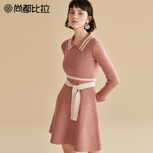 尚都比拉2018冬季新款方领撞色减龄蝴蝶结系带高腰显瘦针织连衣裙图片