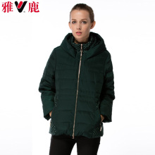雅鹿冬妈妈装新款 中老年女羽绒服女短款 连帽修身保暖大码外套黑图片