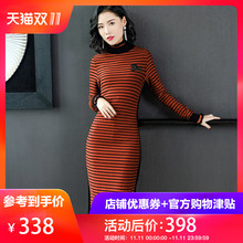 隆缘裳2018秋冬新款女时尚字母印花气质条纹中长款针织连衣裙3906图片