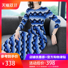 隆缘裳2018秋冬新款长款连衣裙针织渐变格纹显瘦高腰大摆裙女3761图片