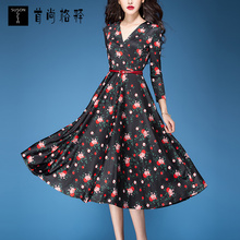 首尚格释秋装女2018新款V领修身收腰七分袖中长款针织大摆连衣裙图片
