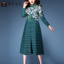 首尚格释2018冬装新款女装修身显瘦立领中长款盘扣印花轻薄羽绒服图片