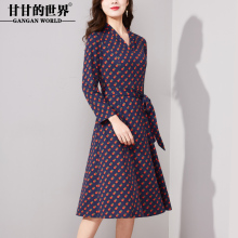波点V领系带连衣裙中长春秋甘甘的世界A摆显瘦大码印花长袖连衣裙图片