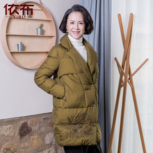 依佈大码新品冬装单排扣加厚中长款羽绒服中老年妈妈装绣花上衣图片