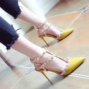 时尚铆钉尖头高跟鞋