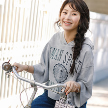 茵曼2018春装新款连帽印花七分落肩袖休闲短卫衣女F1881082717图片