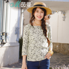 茵曼旗舰店2018秋装新款文艺小清新碎花一字领宽松T恤女打底上衣图片
