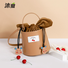 沐鱼包包女2019新款 斜挎包水桶手提包个性 百搭时尚 单肩包少女包