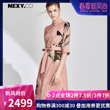 NEXY.CO/奈蔻粉色气质真丝印花中长款系带收腰开襟连衣裙夏季新款商品大图
