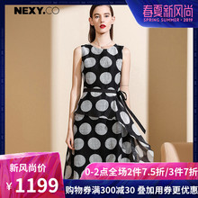 NEXY.CO/奈蔻亚麻真丝中长时尚黑白波点无袖连衣裙不规则夏季新款图片