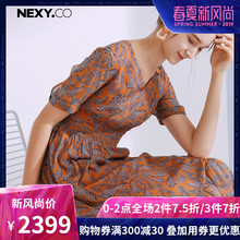 NEXY.CO/奈蔻时尚大牌春夏新款短袖V领A字裙真丝中长款连衣裙女图片