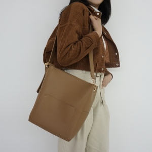 百搭简约款单肩斜挎女包