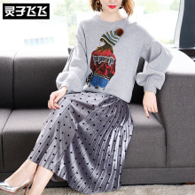 灵子飞飞2018冬装新款圆领长袖大码女卫衣收腰大摆波点百褶女长裙图片