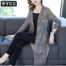 灵子飞飞欧美潮流新款翻领开衫长袖格纹印花女风衣休闲大码长外套图片