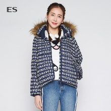 艾格ES冬季学院风字母印花宽松毛领连帽短款羽绒服女M141图片