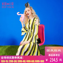 妖精的口袋旗舰店夏装新款韩版松紧收腰木耳边露肩彩条雪纺连衣裙图片