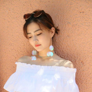 网红同款白彩亮片耳环