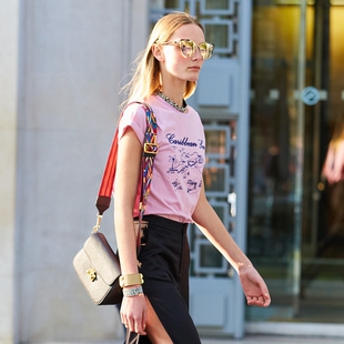 条纹连衣裙 条纹连衣裙配什么外套 条纹连衣裙