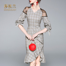 莎杜兰2018秋装新款灯笼袖蕾丝拼接格纹V领荷叶边连衣裙女30776