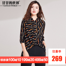 衬衫女甘甘的世界2018秋装新款不规则下摆V领七分袖纽扣装饰图片